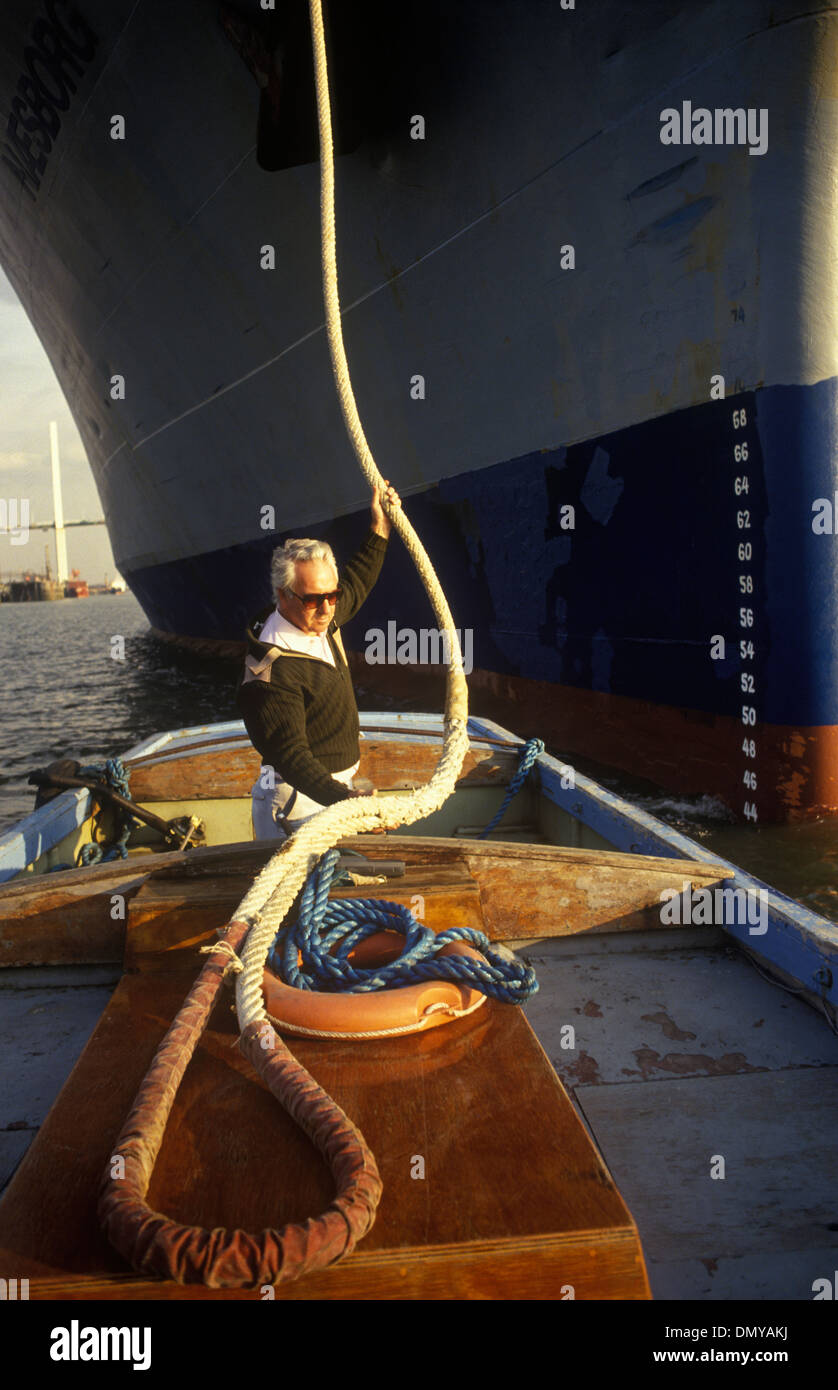 L'uomo d'acqua del Tamigi Michael Fletcher, i moli, il pilota guida un traghetto Roll on Roll Off da Zeeburger al Purfleet Thames Terminal, Essex. Dartford Bridge background 1991 1990S UK HOMER SYKES Foto Stock