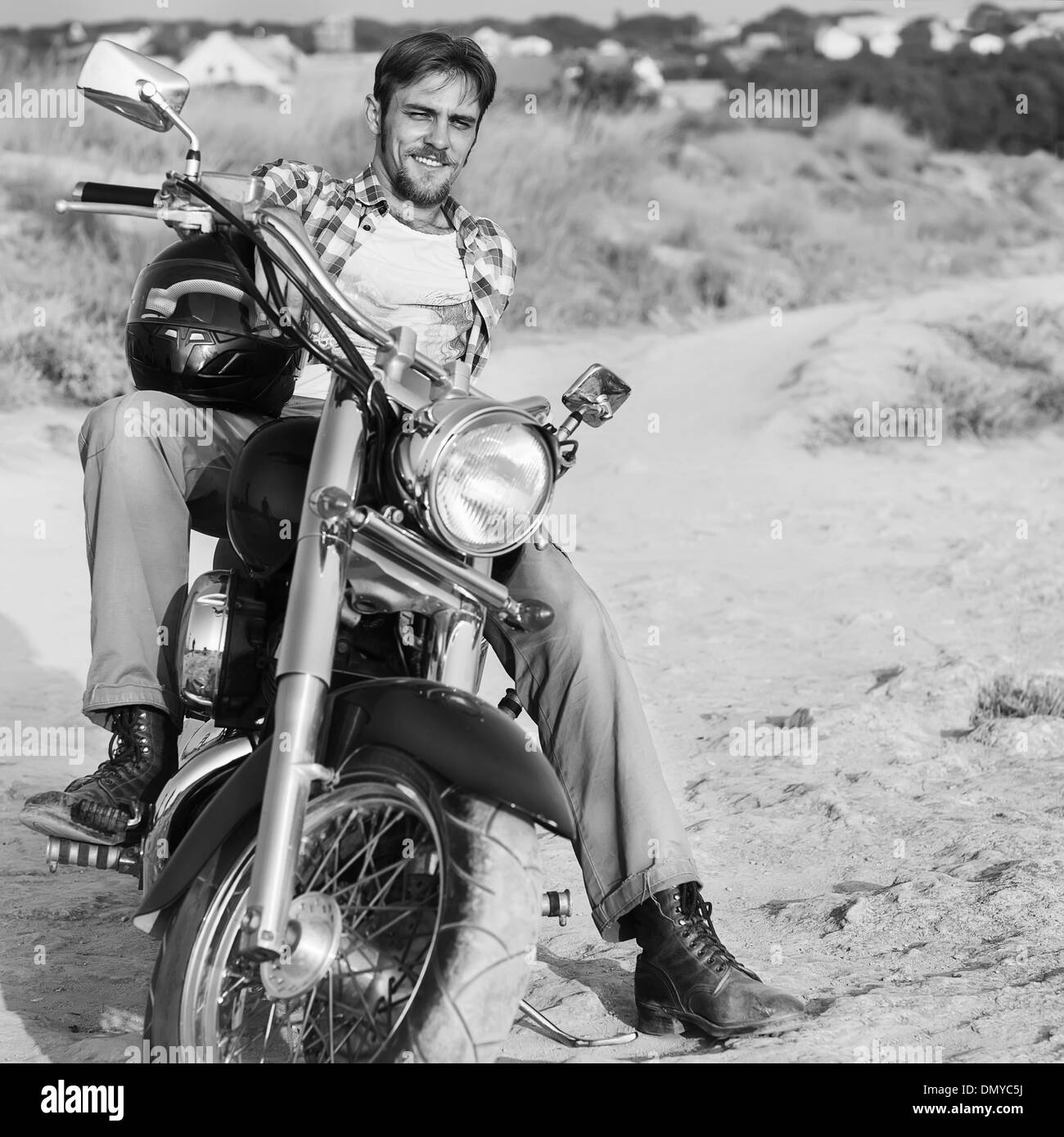 Biker uomo si siede su una bici retrò Foto Stock