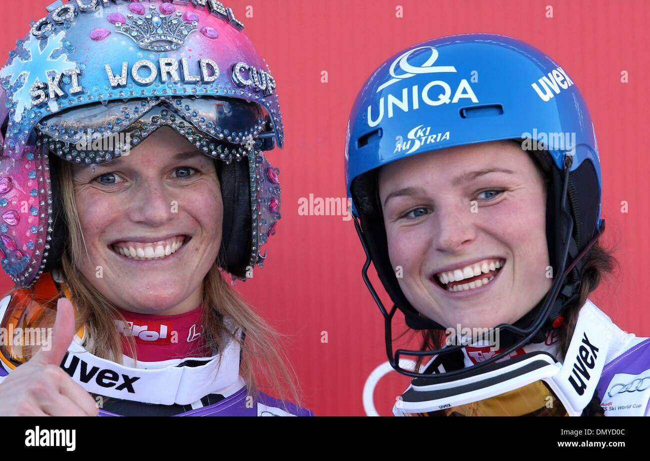 Courchevel, Francia. Xvii Dec, 2013. Sci alpino - Coppa del Mondo FIS slalom per le donne. Podio celebrazioni frpom Marlies Schild e Bernadette Schild (AUT). Credito: Azione Sport Plus/Alamy Live News Foto Stock