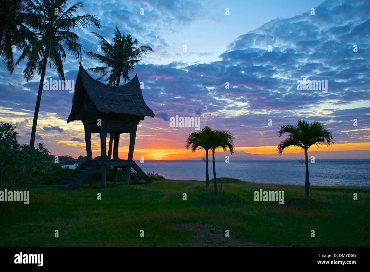 Tramonto sulla spiaggia di Bali Orientale, Indonesia Foto Stock