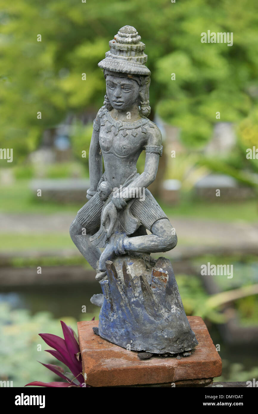 Statua di Buddha a Tirta Gangga acqua Palace, Karangasem, Bali Orientale, Indonesia Foto Stock