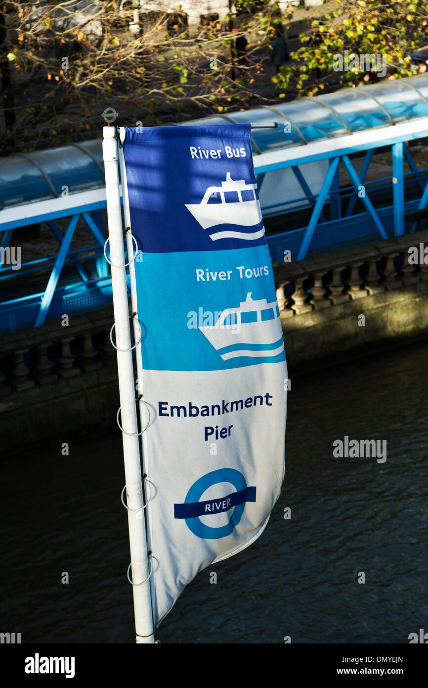 Molo Embankment river bus tours banner montato su un palo, Londra, Inghilterra Foto Stock