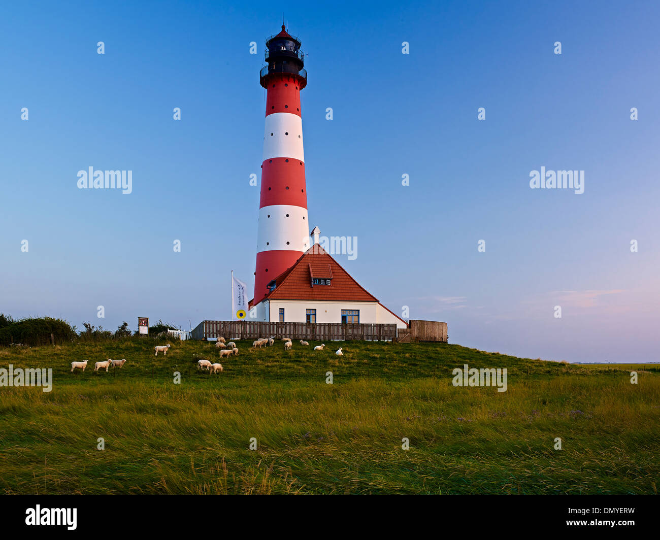 Faro Westerheversand, penisola di Eiderstedt, Frisia settentrionale, Schleswig-Holstein, Germania Foto Stock