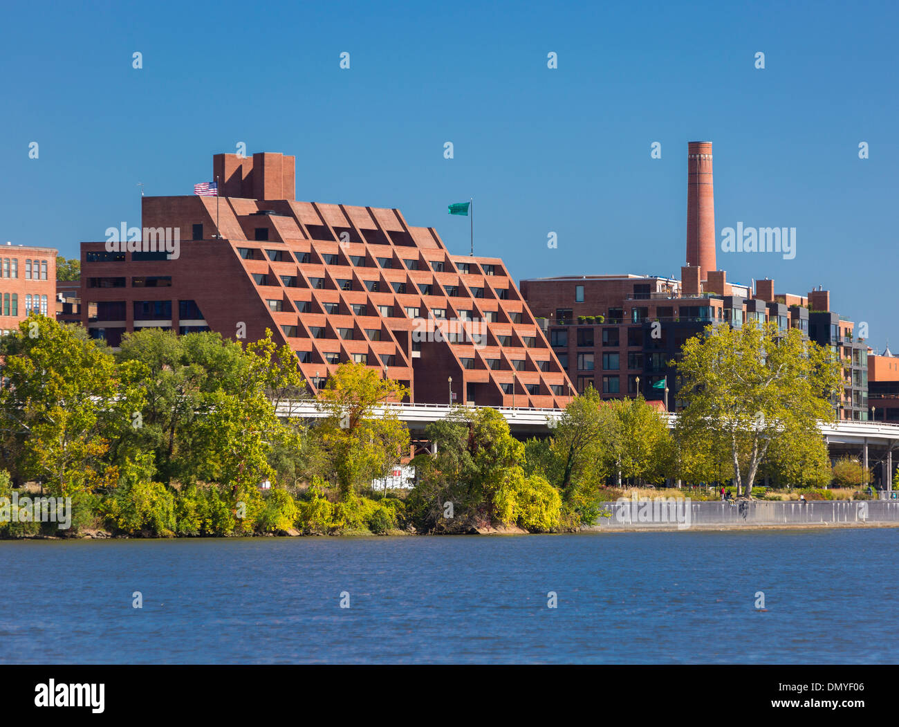 WASHINGTON, DC, Stati Uniti d'America - Waterfront Center Building, e elevato Whitehurst Freeway, sul fiume Potomac. Foto Stock