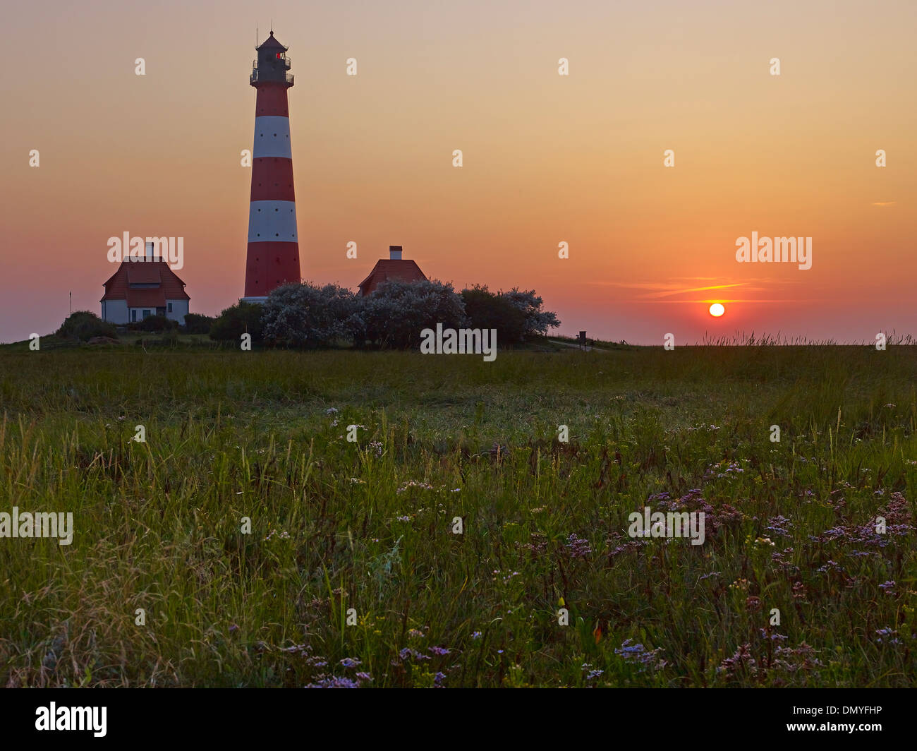 Tramonto al faro Westerheversand, penisola di Eiderstedt, Frisia settentrionale, Schleswig-Holstein, Germania Foto Stock
