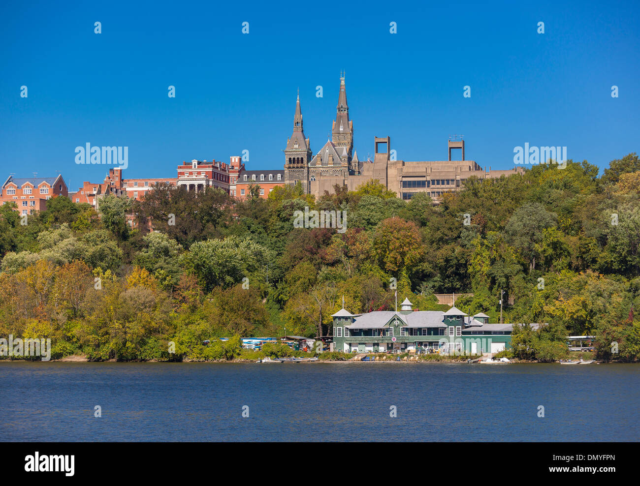 WASHINGTON, DC, Stati Uniti d'America - Washington Canoa Club edificio su acqua, e l'Università di Georgetown, Healy Hall guglie, sul fiume Potomac. Foto Stock