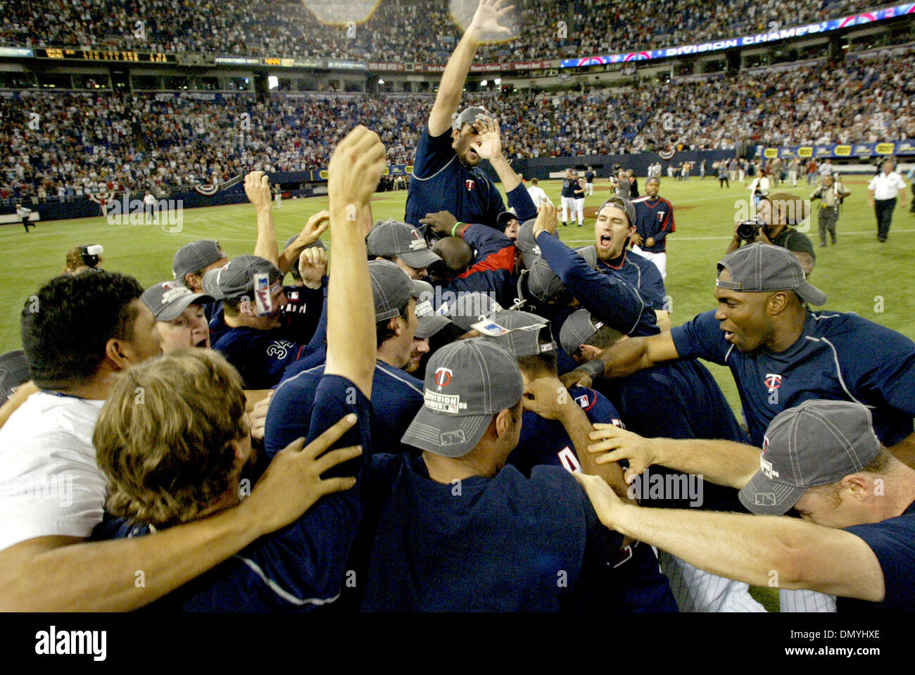 Oct 01, 2006; Minneapolis, MN, Stati Uniti d'America; il Minesota Twins celebrare vincendo la loro divisione in centerfield dopo Detroit della perdita di Kansas City durante la conclusione del loro gioco contro il Chicago White Sox all'Metordome a Minneapolis, Minnesota, domenica 1 ottobre 2006. I gemelli ha sconfitto il White Sox 5-1. Credito: Foto di Marlin Levison/Minneapolis Star T/ZUMA premere. Foto Stock