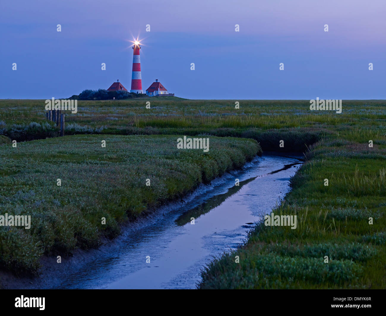 Faro Westerheversand, penisola di Eiderstedt, Frisia settentrionale, Schleswig-Holstein, Germania Foto Stock