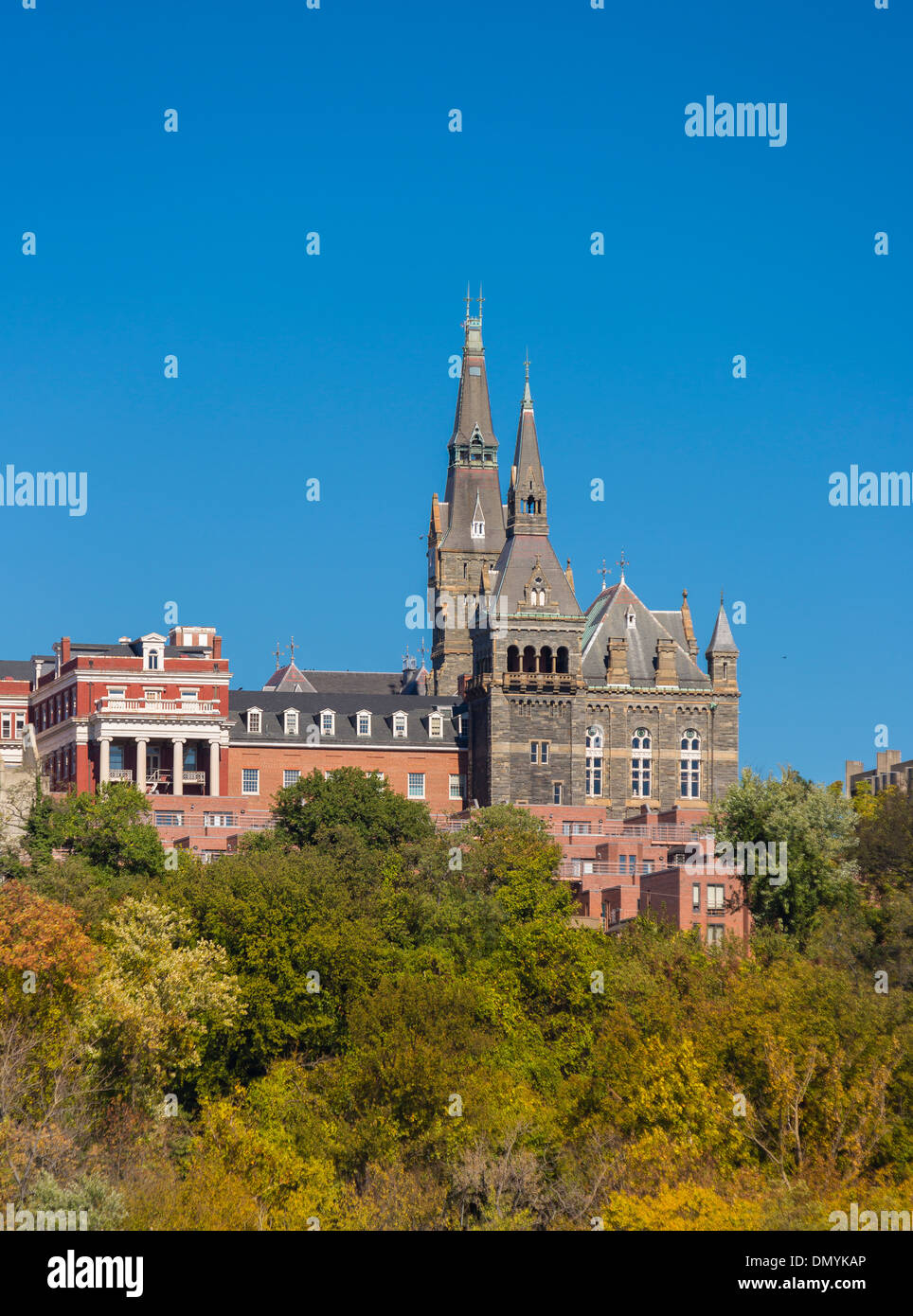 WASHINGTON, DC, Stati Uniti d'America - Georgetown University, Healy Hall guglie, sul fiume Potomac. Foto Stock