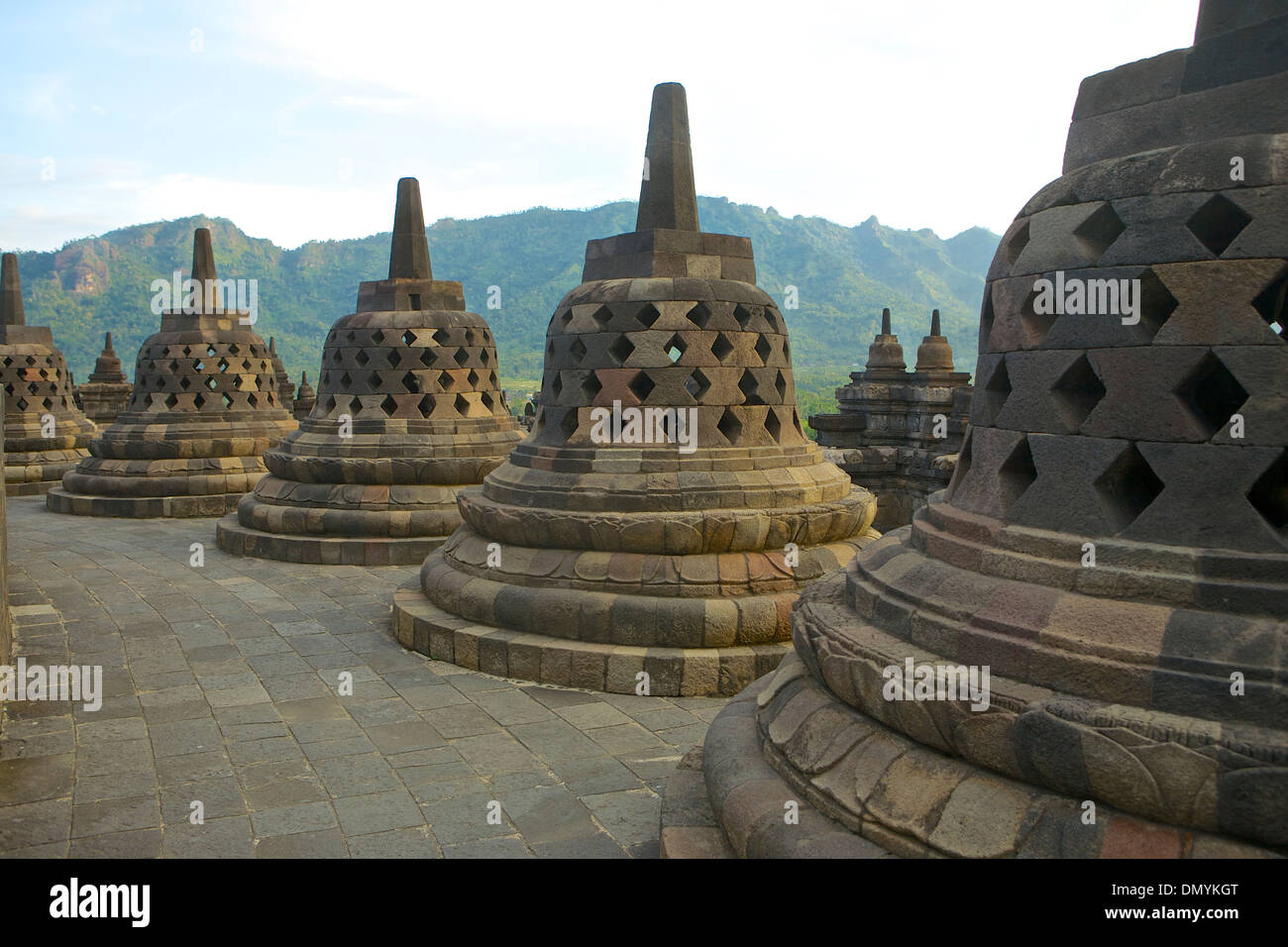 Stupa forata al tempio di Borobudur, Java, Indonesia Foto Stock