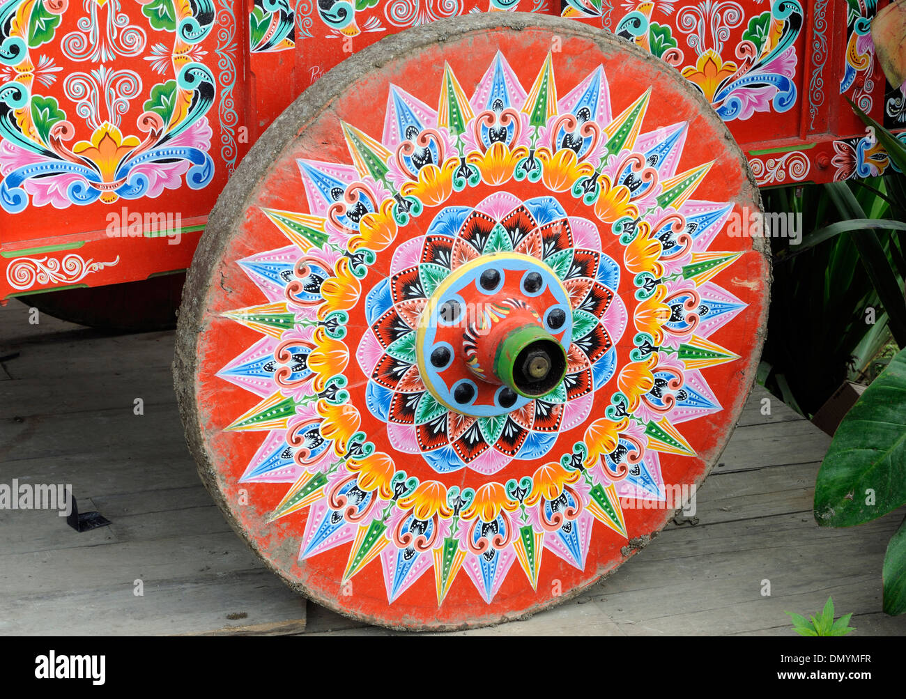 Solida ruota in legno di un tradizionale Costa Rican decorate ox cart, carreta. Santa Elena, Costa Rica. Foto Stock