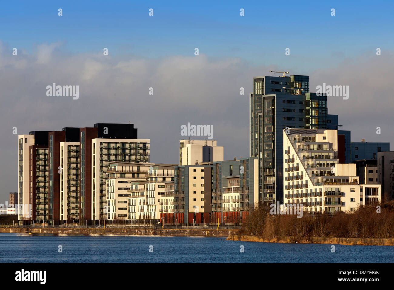 Moderno appartamento e alloggiamento costruito su precedenti siti industriali sulle rive del fiume Clyde, Partick, Glasgow, Foto Stock