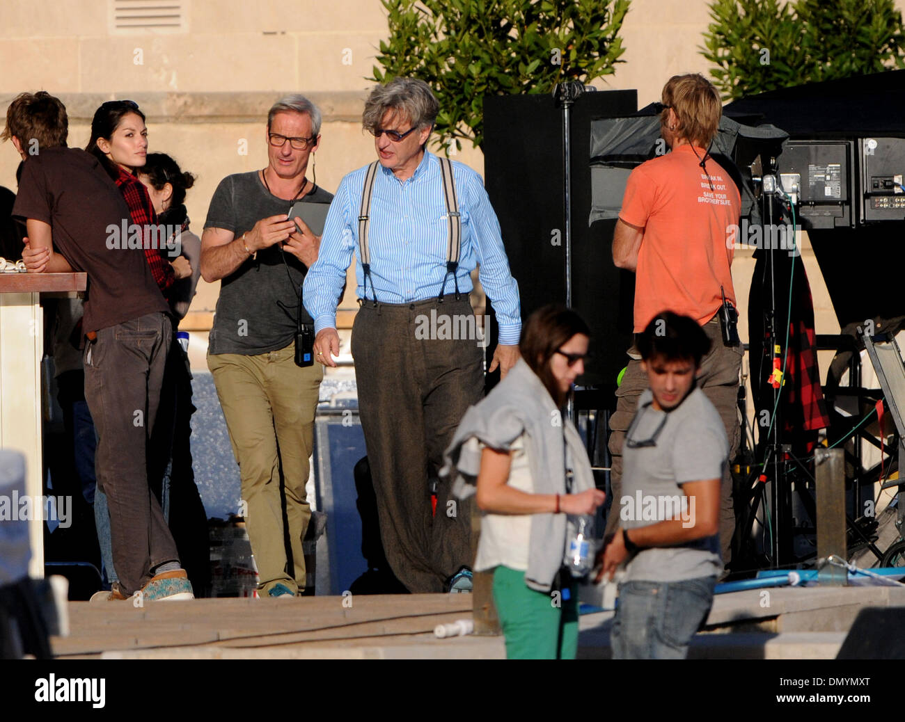 Il direttore del cinema Wim Wenders su una ripresa in Mallorca, Spagna. Foto Stock