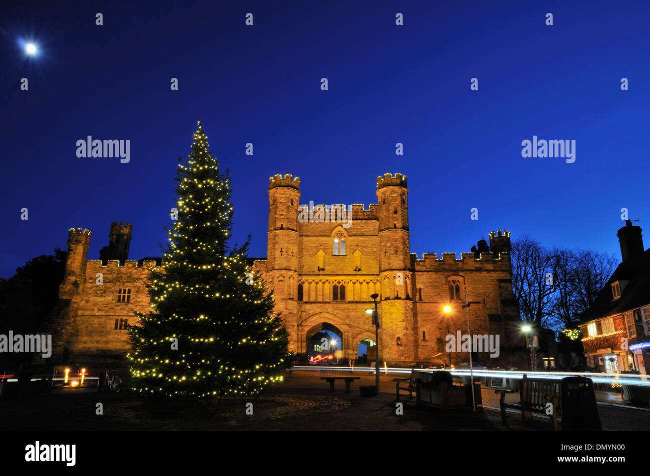 Abbazia di Battle, Battaglia East Sussex, illuminato al tempo di Natale, con chiaro di luna e albero di Natale Foto Stock