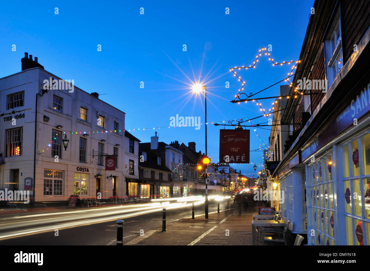 Battaglia High Street, East Sussex, nella sera al tempo di Natale Foto Stock