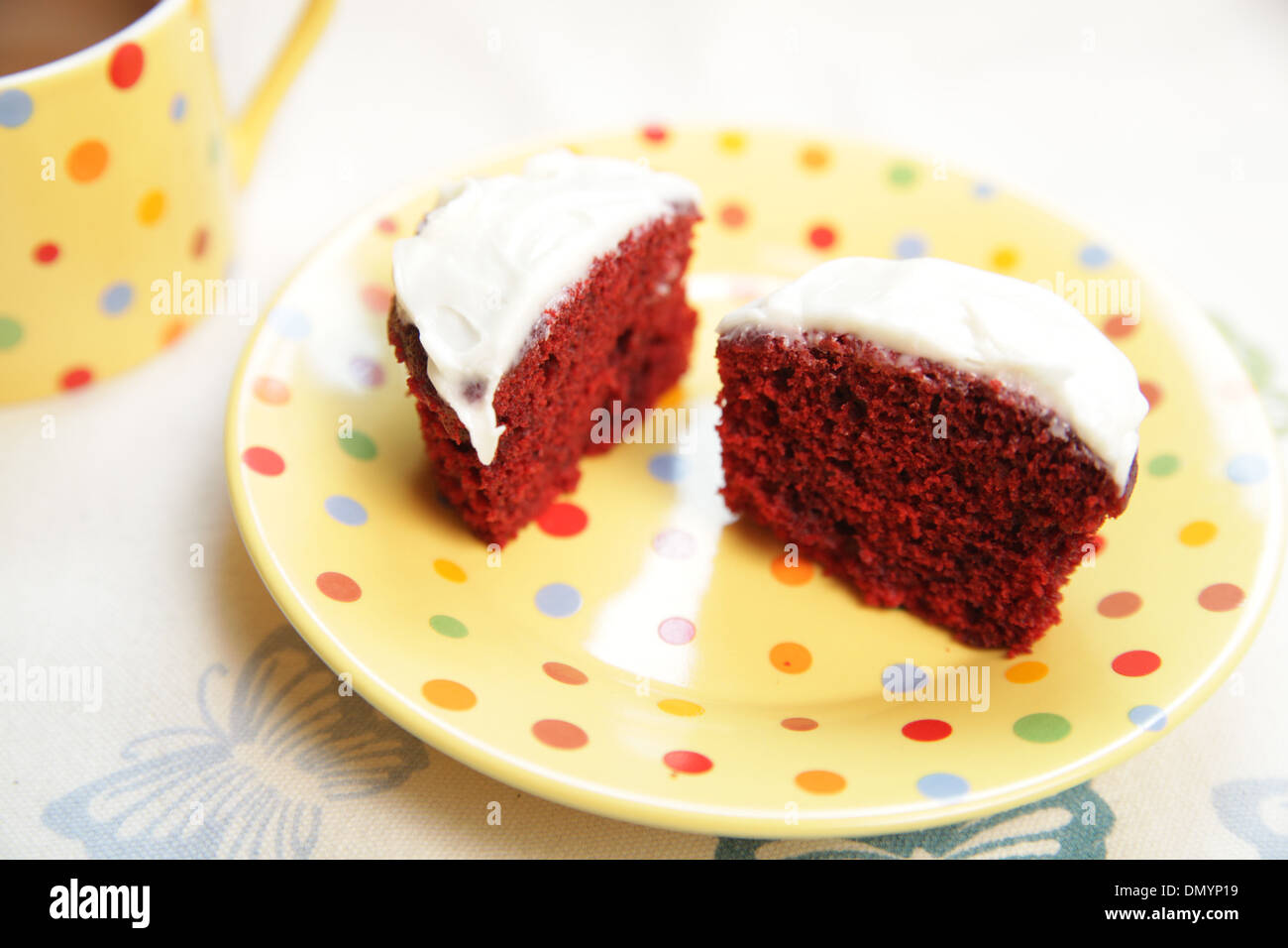 In casa Red Velvet Cupcake con la glassa con una tazza di caffè Foto Stock