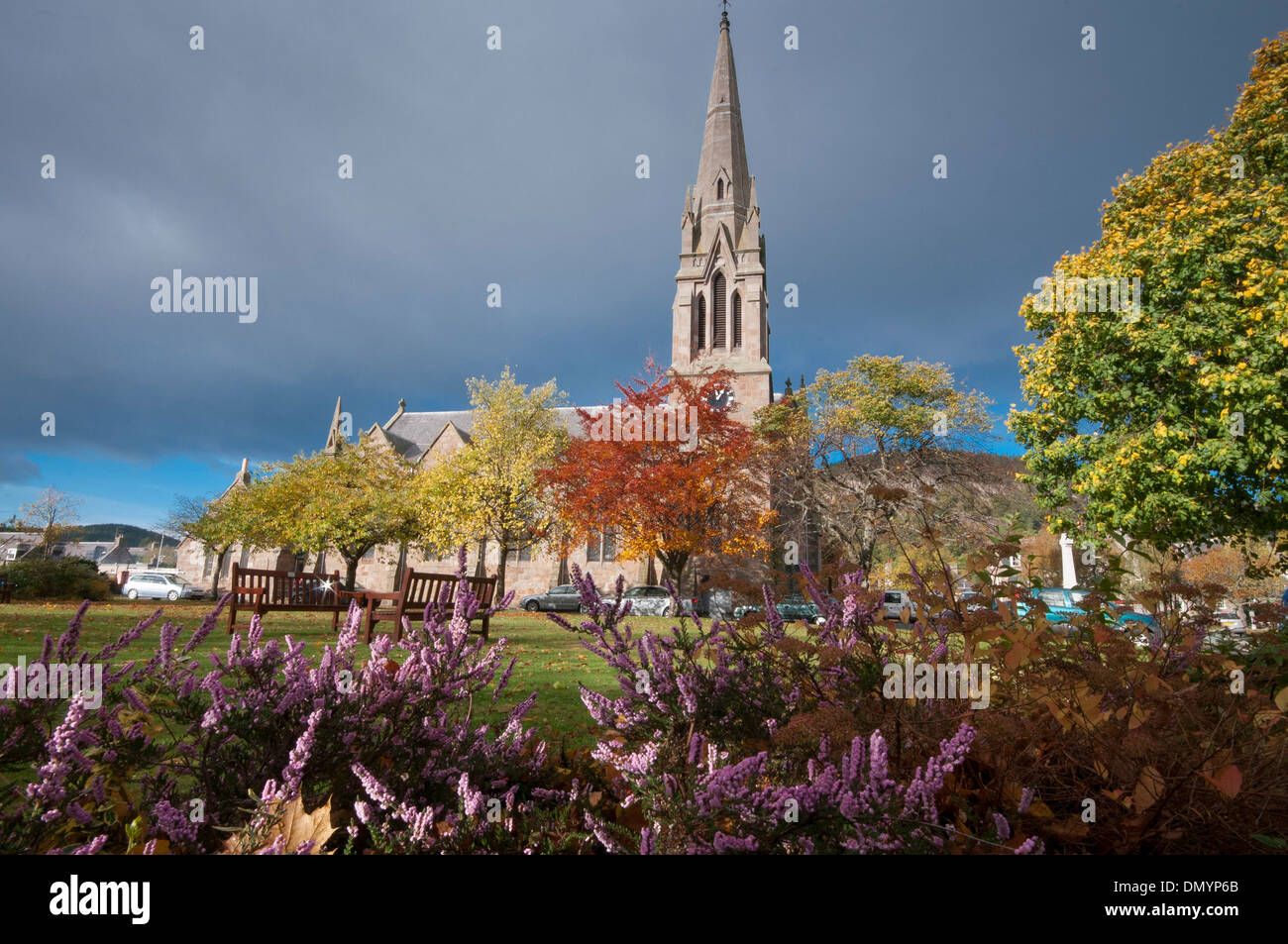 Ballater guglia della chiesa nel colore di autunno a glenmuick chiesa Foto Stock