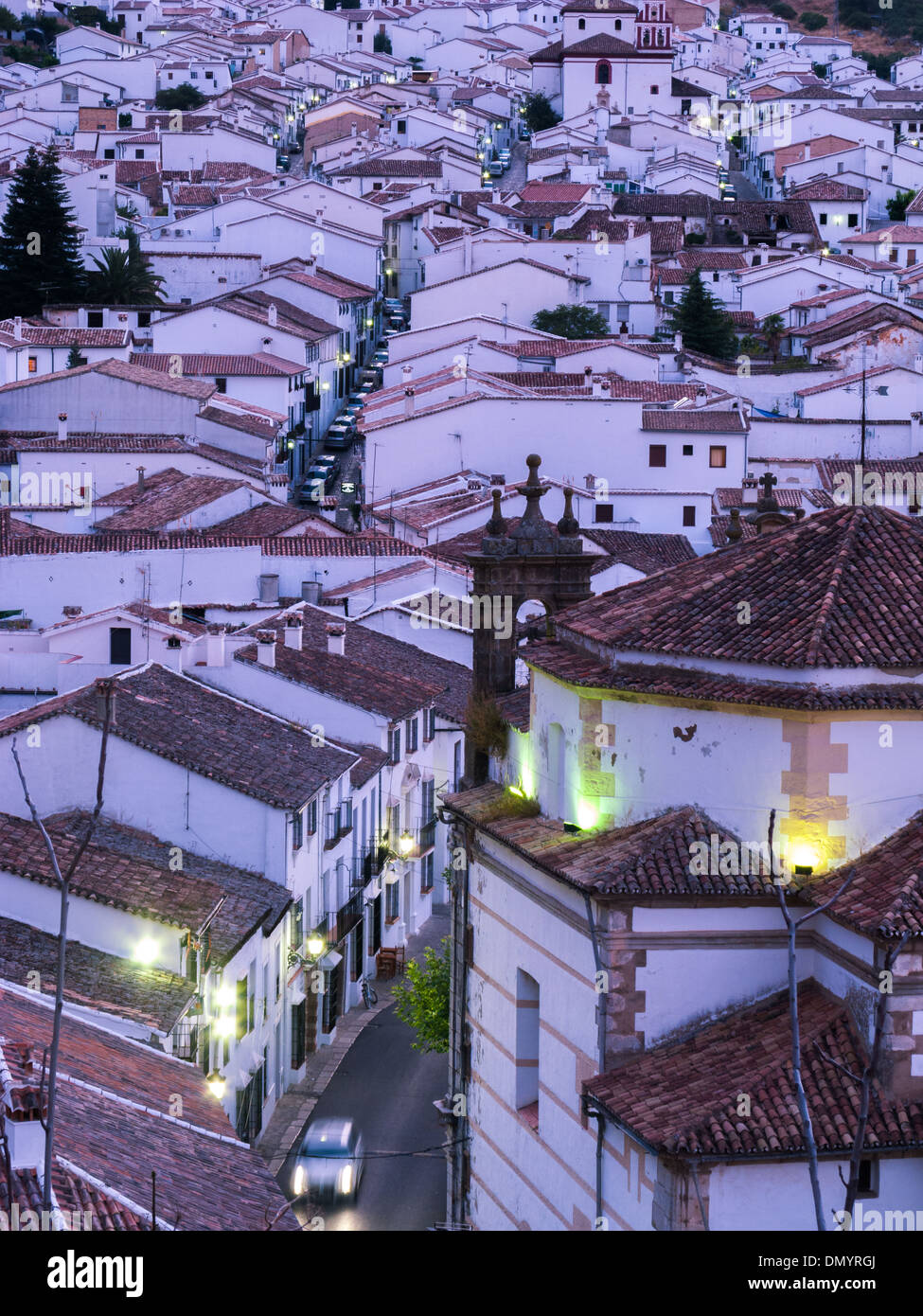 Vista notturna. Città di Grazalema, Parco Naturale della Sierra de Grazalema e. La Ruta de los Pueblos Blancos. Cádiz. Andalusia. Spagna. Foto Stock