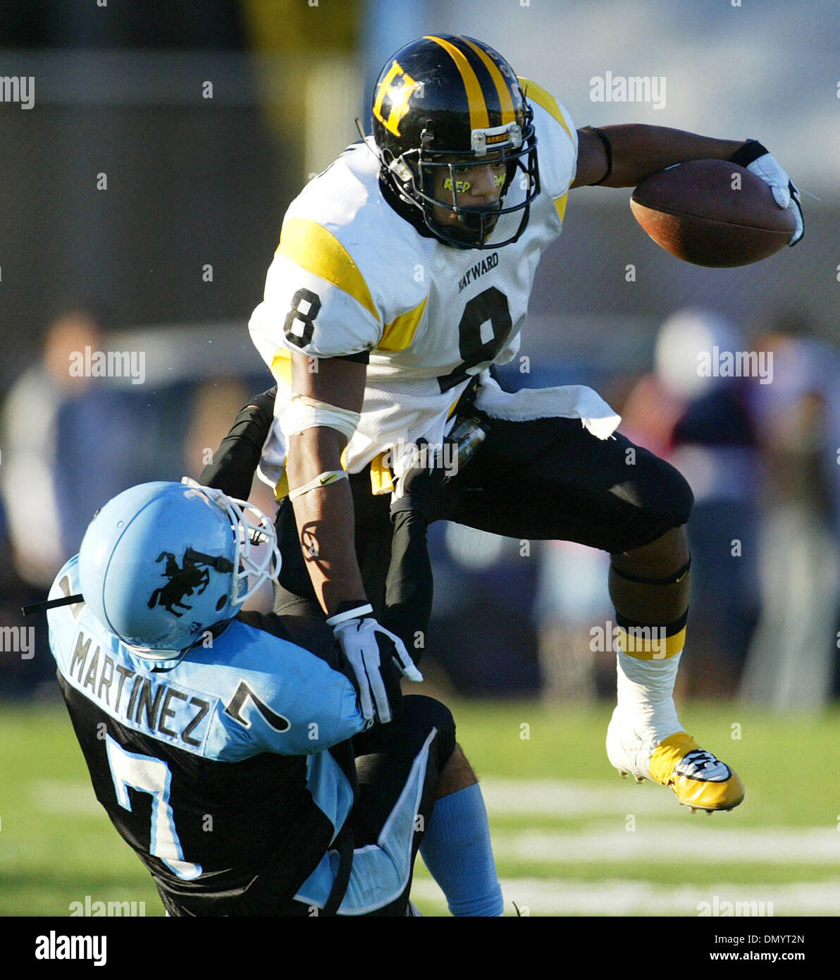 Nov 09, 2006; Hayward, CA, Stati Uniti d'America; Hayward's TROY EVANS è affrontato da Tennyson la CHASE MARTINEZ durante il loro gioco giovedì 9 novembre 2006 in Hayward California. Credito: Foto di Aric Crabb/Oakland Tribune/ZUMA premere. (©) Copyright 2006 Da Oakland Tribune Foto Stock