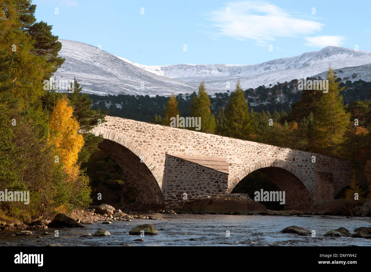 Invercauld ponte sul Royal Deeside da ballater con il fiume dee Foto Stock