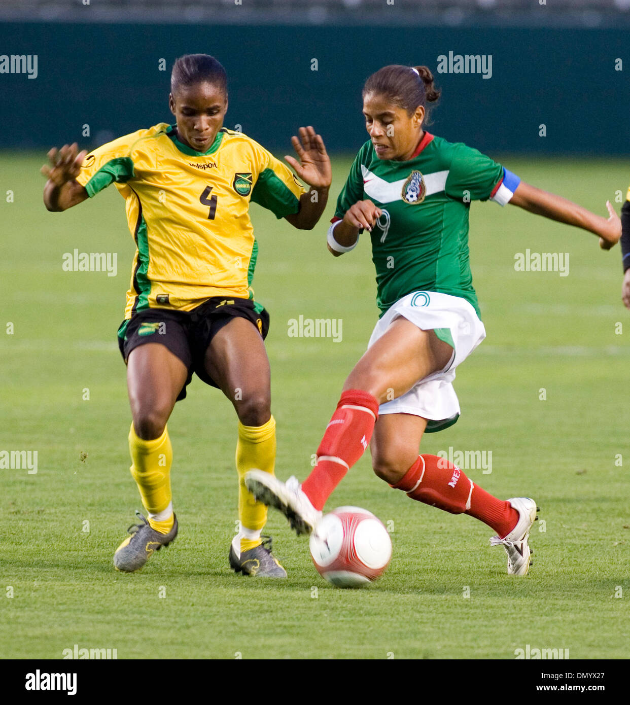 26 nov 2006; Carson, CA, Stati Uniti d'America; MARIBEL DOMINGUEZ dalla squadra nazionale del Messico che combatte per la sfera con ALICIA WILSON dalla squadra nazionale di Giamaica durante la semifinale partita del 2006 CONCACAF donna Gold Cup Soccer campionato al Home Depot Center Centro. Il Messico ha vinto 3-0. Credito: foto di Armando Arorizo/ZUMA premere. (©) Copyright 2006 by Armando Arorizo Foto Stock