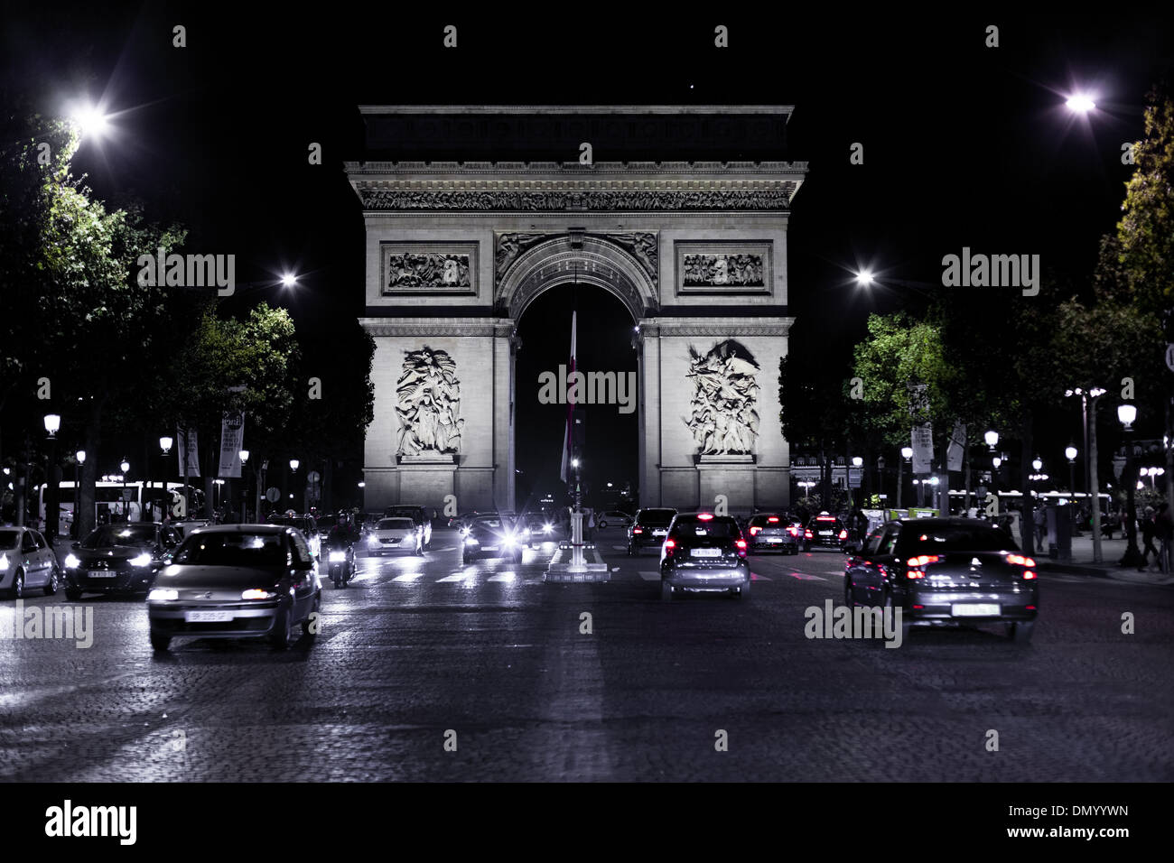 L'Arc de Triomphe è uno dei più famosi monumenti di Parigi. Sorge nel centro di Place Charles de Gaulle. Foto Stock