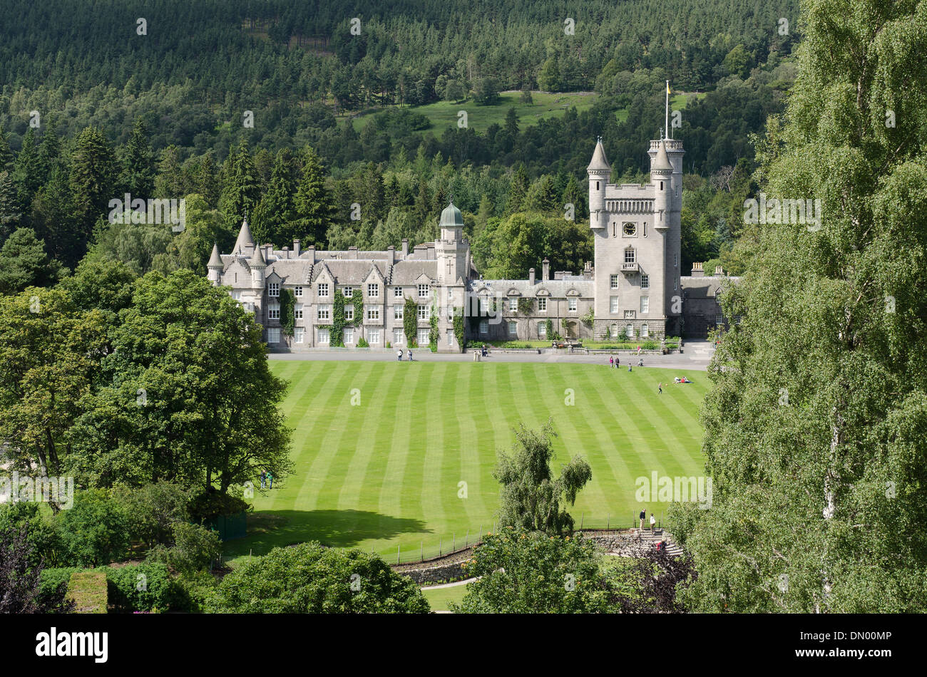 Il castello di Balmoral Royal Deeside con giardino e prato Foto Stock