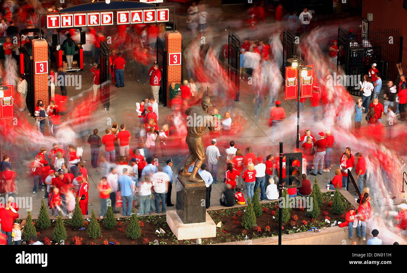 Oct 29, 2006 - San Louis, MO, Stati Uniti d'America - 2006 World Series vincendo St. Louis Cardinals tifosi fuori del flusso di Busch Stadium passato la statua di Stan Musial dopo una vittoria rally. (Credito Immagine: © Jerry Naunheim Jr./St Louis Post Dispach/ZUMA Premere) Restrizioni: Belleville, Alton, Edwardsvile, Moline, isola di roccia (ILL.) e tabloid fuori tutto !! Foto Stock