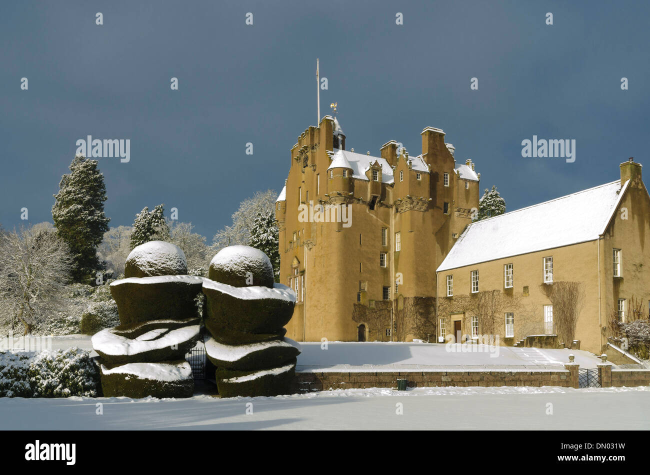Il castello di nevoso a crathes dalla National Trust per la Scozia con topiaria da in inverno Foto Stock