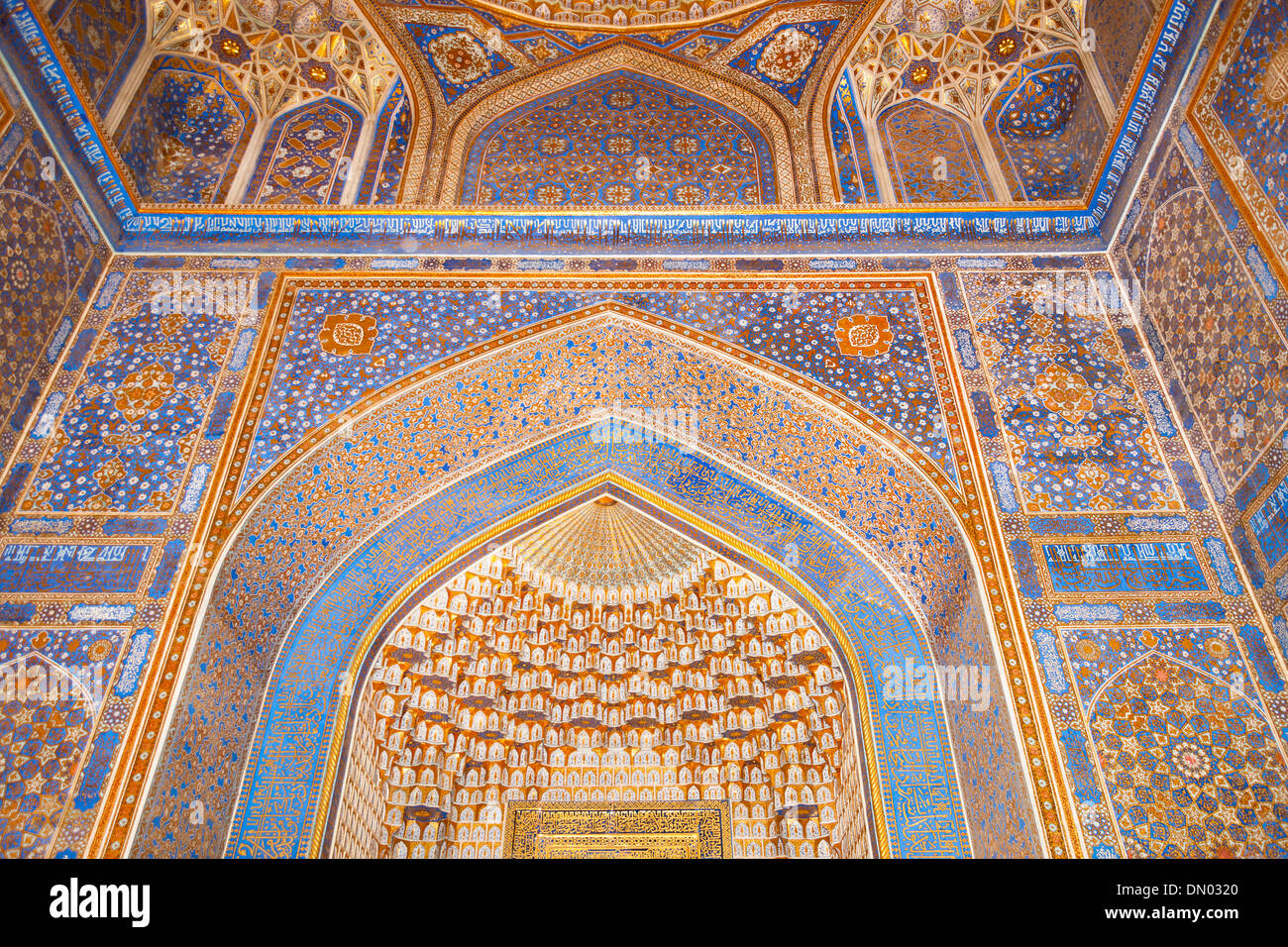 Parete decorativa, Tilla Kari Madrasah, noto anche come Tillya Kari Madrasah, Registan Square, Samarcanda, Uzbekistan Foto Stock