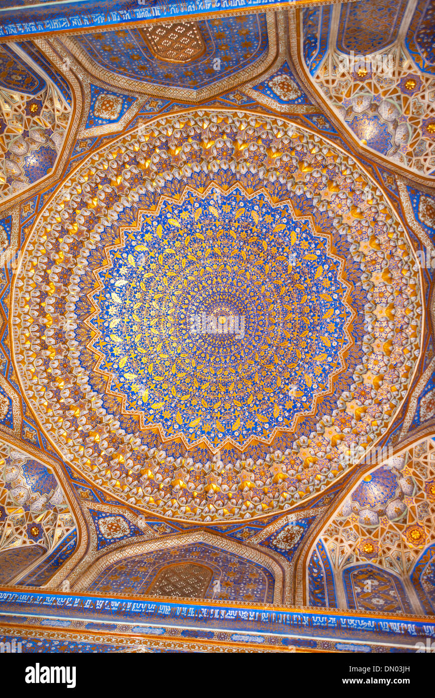 Soffitti decorativi, Tilla Kari Madrasah, noto anche come Tillya Kari Madrasah, Registan Square, Samarcanda, Uzbekistan Foto Stock
