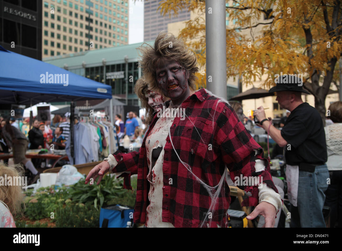 Denver è zombie strisciare sulla 16th Street Mall Foto Stock