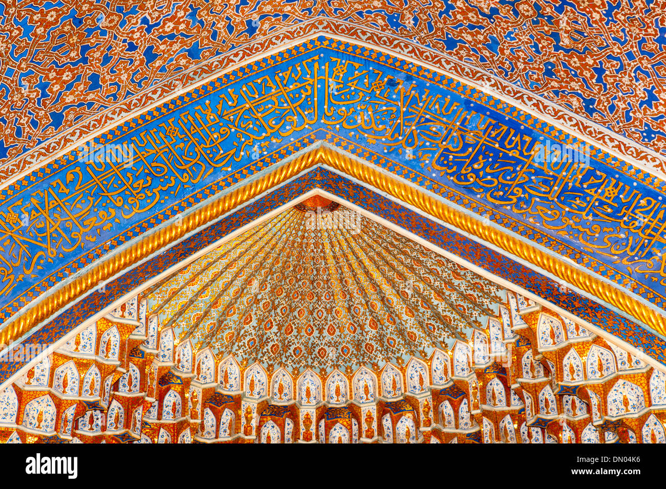 Parete decorativa, Tilla Kari Madrasah, noto anche come Tillya Kari Madrasah, Registan Square, Samarcanda, Uzbekistan Foto Stock
