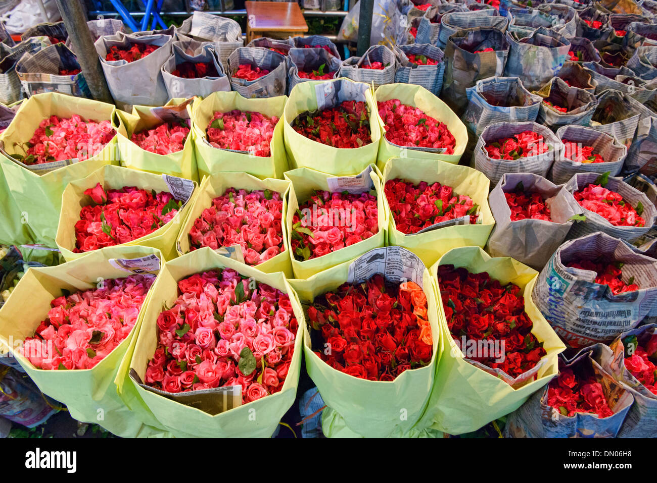 Le scene del Pak Klong Talat, il mercato dei fiori a Bangkok, in Thailandia Foto Stock