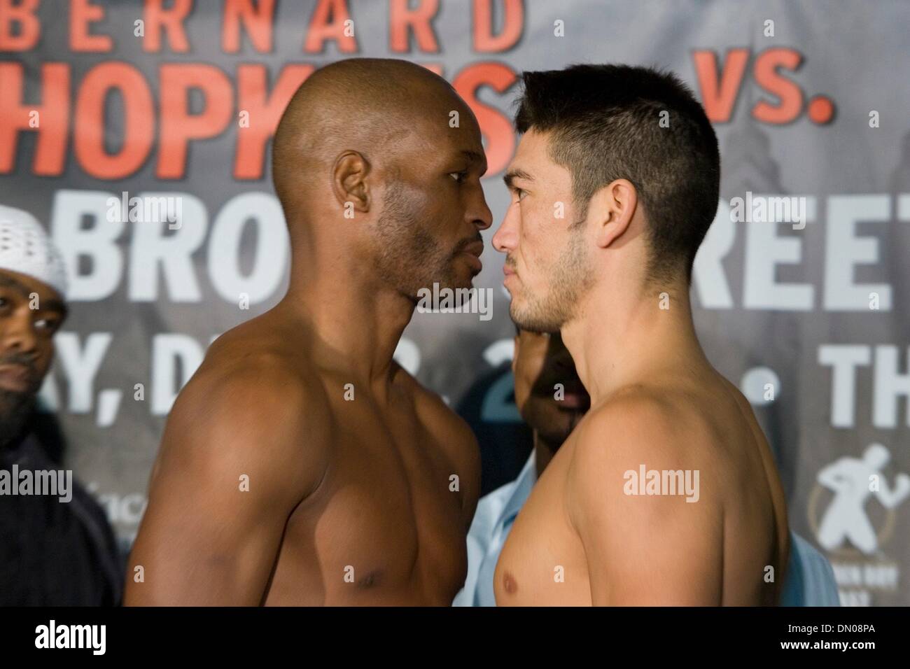 01 dic 2009 - Philadelphia, Pennsylvania, USA - BERNARD HOPKINS (sinistra) e Enrique ORNELAS presso la pesa a Liacouras Center, il sito del dicembre 2, 2009 Lotta. Hopkins pesato-in a 175 libbre e Ornelas è stata 173,5 libbre. (Credito Immagine: Â© Jay Gorodetzer/ZUMA Press) Foto Stock