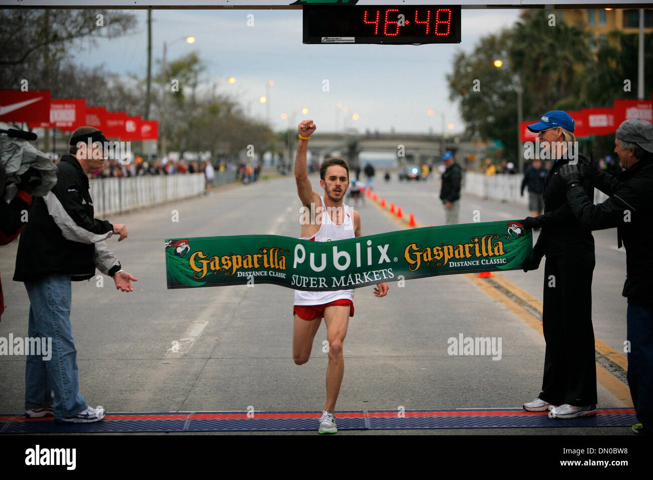 27 febbraio 2010 - Tampa, Florida, Stati Uniti d'America - TP_318874_te_RUNNING_10.EDMUND D. FONTANA | Orari .(02/27/2010 Tampa) Runner Austin Richmond vince il Gasparilla 2010 Distanza Classic 15k eseguire a Tampa il 27 febbraio 2010. [EDMUND D. FONTANA, volte] (credito Immagine: Â© San Pietroburgo volte/ZUMApress.com) Foto Stock