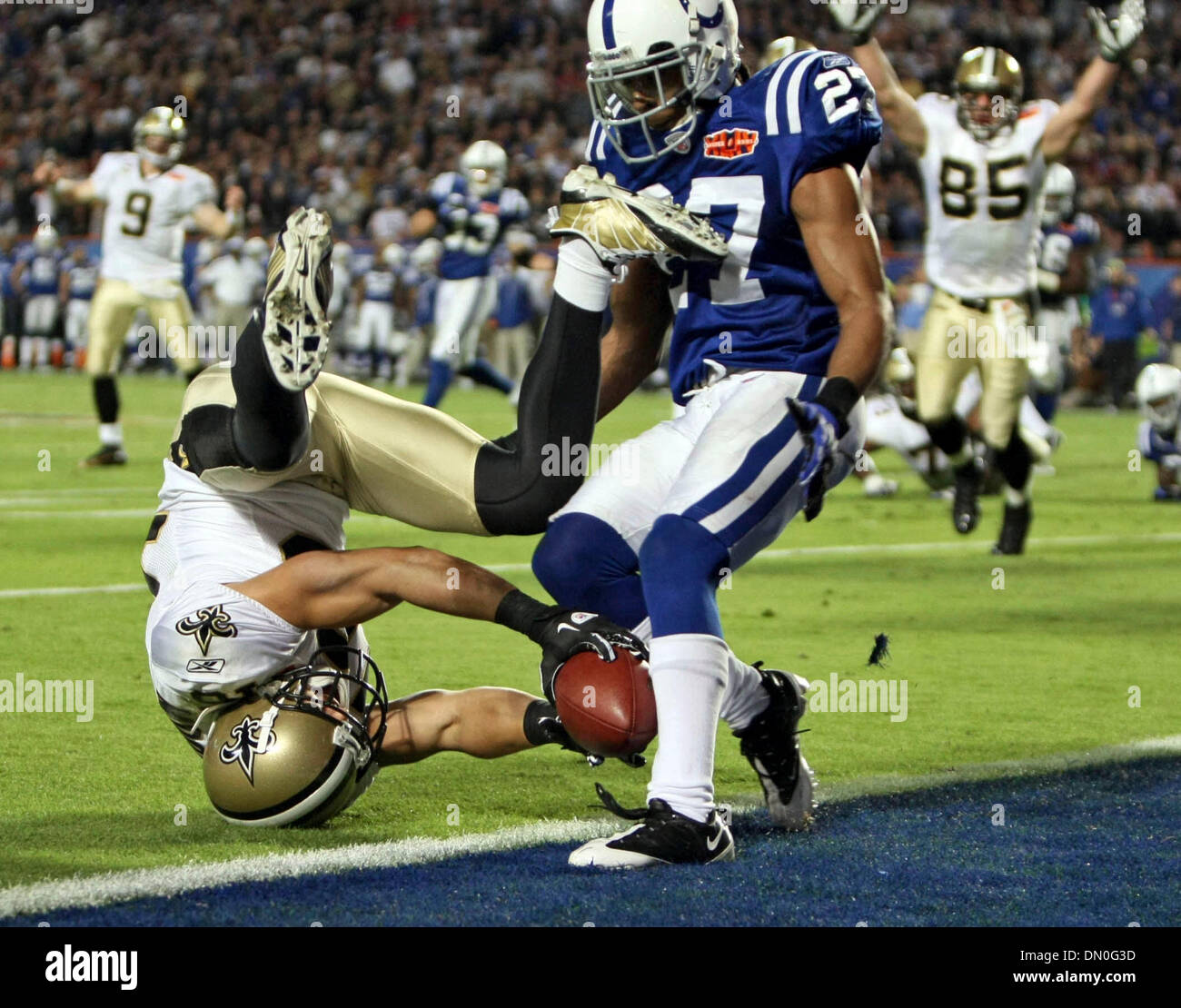 Febbraio 07, 2010 - Giardini di Miami, Florida, Stati Uniti - I Santi' lancia i punteggi di MOORE una conversione da due punti di fronte Colts' GIACOBBE LACEY durante la seconda metà del Super Bowl XLIV. (Credito Immagine: © Allen Eyestone/Palm Beach post/ZUMApress.com) Foto Stock