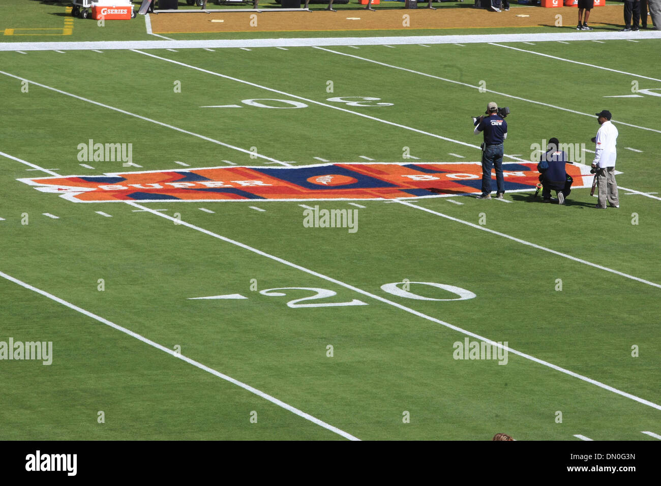 Feb 07, 2010 - Giardini di Miami, Florida, Stati Uniti d'America - il personale dei media di ottenere alcuni prep-scatti a Sun Life Stadium prima del Super Bowl XLIV. (Credito Immagine: © Mike Stocker/Sun Sentinel/ZUMApress.com) Foto Stock