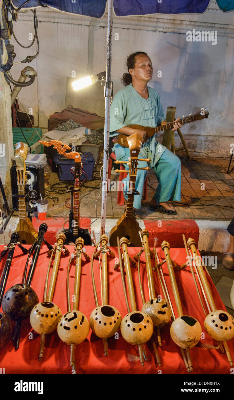 Tailandese tradizionale strumenti musicali presso il mercato notturno sulla strada pedonale, Chiang Mai, Thailandia Foto Stock
