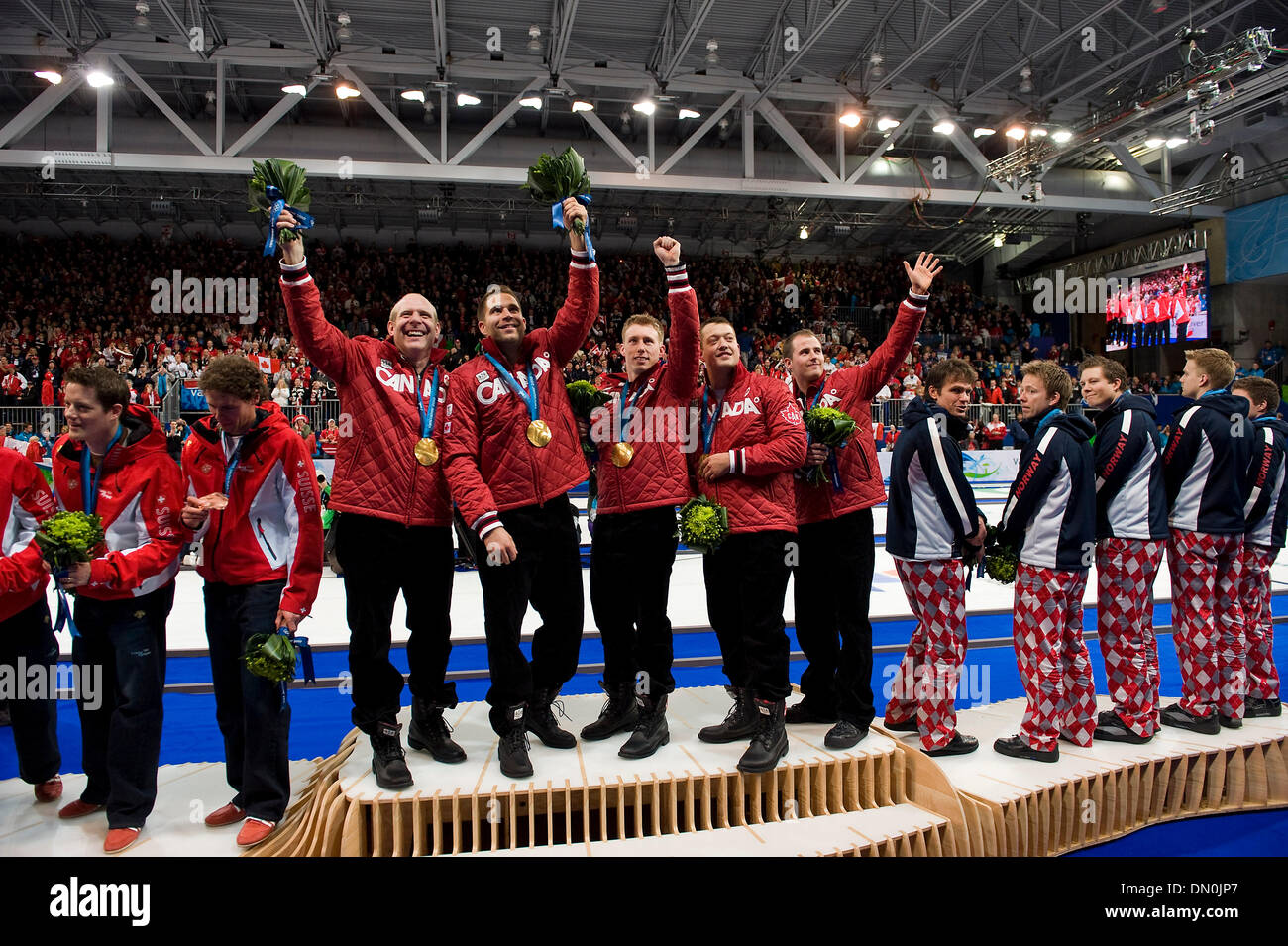 27 febbraio 2010 - Vancouver, British Columbia, Canada - Olimpiadi uomini Curling- Canada la medaglia d oro vincitori Kevin Martin, John Morris, Marc Kennedy, Ben Hebert e Adam Enright onde per la folla durante la Gold Medal Ceremony in uomini Curling finali all'Olimpiadi Invernali 2010 il 27 febbraio 2010 a Vancouver, British Columbia. (Credito Immagine: © Paul Kitagaki Jr./ZUMApress.com) Foto Stock