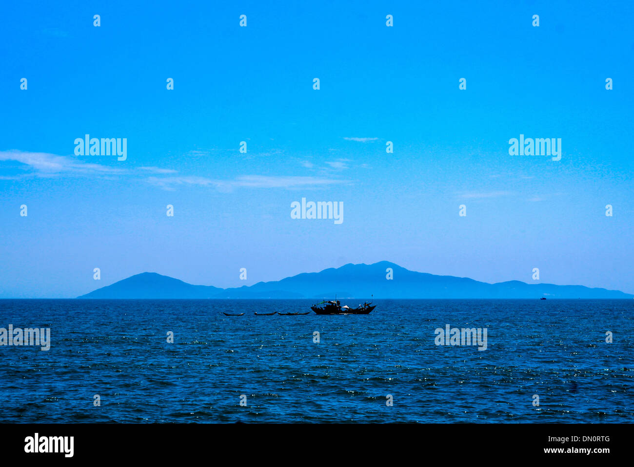 Barca su Lang Co beach, tonalità, Vietnam Foto Stock