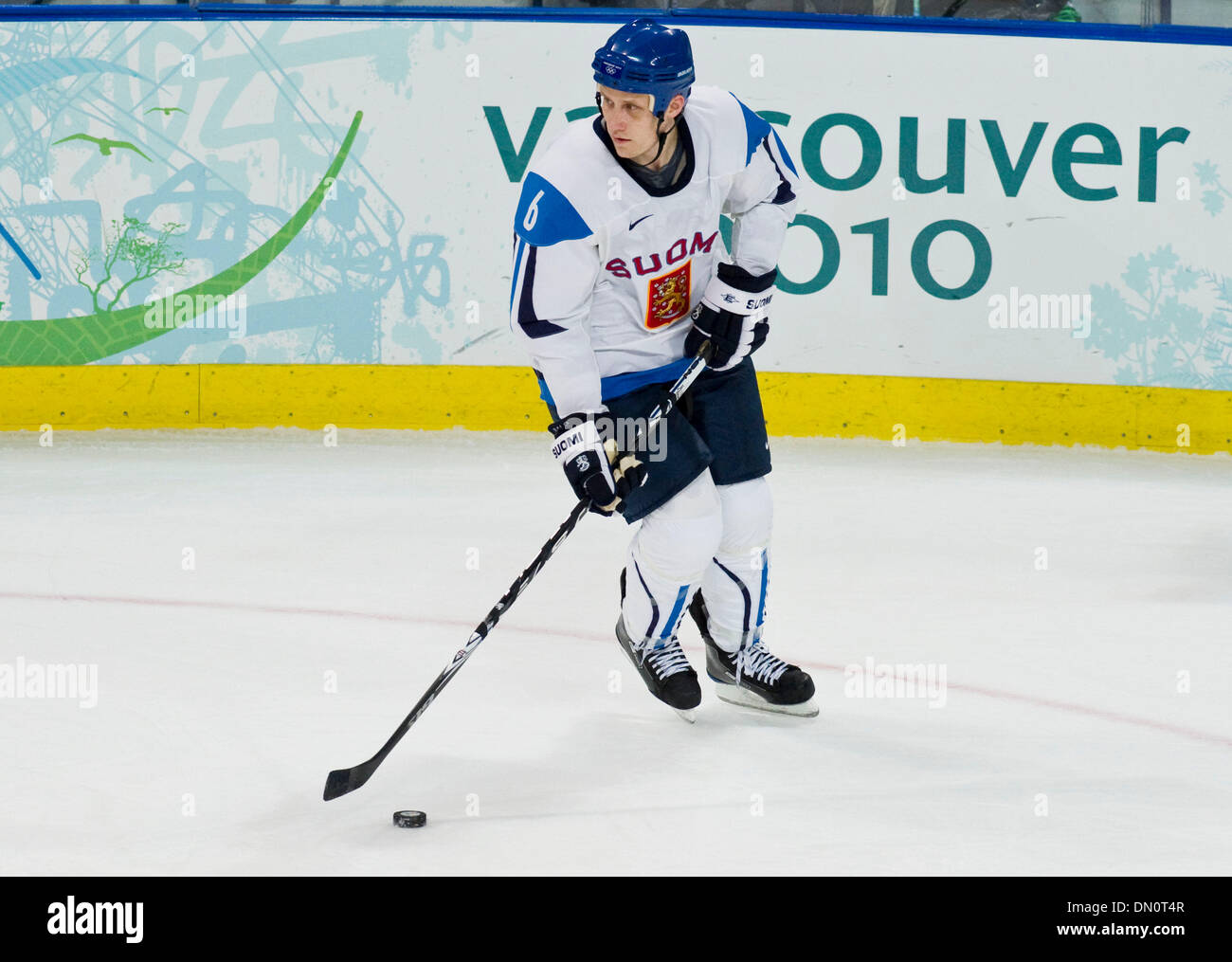 Feb 24, 2010 - Vancouver, British Columbia, Canada - Finlandia SAMI SALO durante il maschile di hockey gioco tra la Finlandia (FIN) e Repubblica Ceca (CZE) Mercoledì sera in Thunderbird Arena durante il 2010 Giochi Olimpici invernali a Vancouver in Canada. La Finlandia ha sconfitto 2-0 Ceca. (Credito Immagine: © Patrick T Fallon/ZUMA Press) Foto Stock