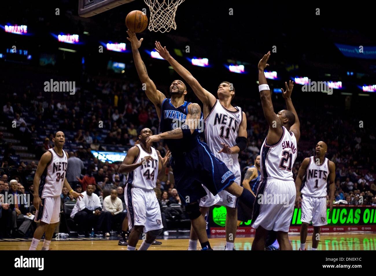 Dic 17, 2009 - East Rutherford, New York, Stati Uniti d'America - al di fuori del primo trimestre in cui essi sono stati outscored dal Jazz 26-24, un generale scarso sforzo da parte delle reti (2-24) stasera come fanno cadere il loro quinto diritta, cadendo a Utah (15-10) 108-92 all'Izod Center.Le reti ha iniziato le riprese di gioco 67 percento dal campo nel primo trimestre, ma shot 43,2 per cento nel complesso, compresi 2-1 Foto Stock