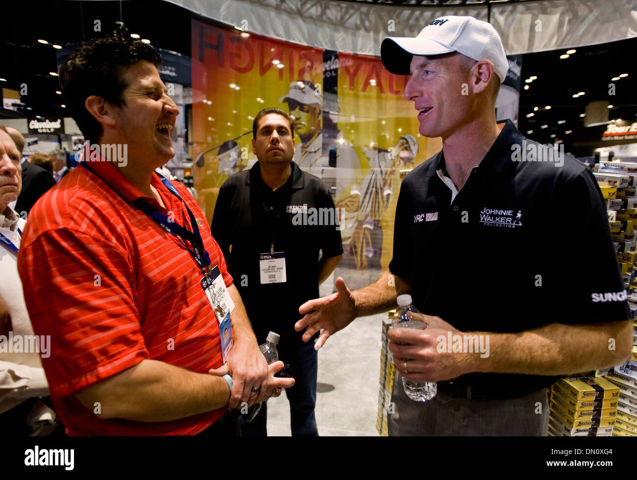 Gen 28, 2010 - Orlando, Florida USA - Multiple PGA vincitore torneo JIM FURYK, destra, condivide una risata con JASON FOLLADORI dal PGA Tour Productions alla 57th PGA Merchandise Show. (Credito Immagine: © Brian Cahn/ZUMApress.com) Foto Stock