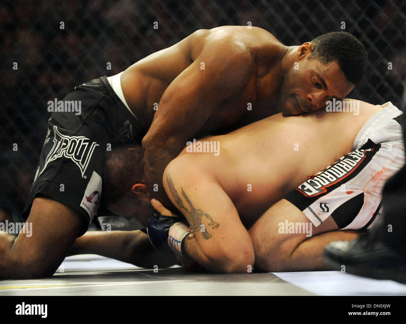 Gen 28, 2010 - Sunrise, FL - Florida, Stati Uniti d'America - Stati Uniti - fl-mma-Walker-0130. Herschel Walker battaglie Greg Nagy durante Strikeforce Miami al BankAtlantic Center. 1/28/10. Jim Rassol, Sun Sentinel (credito Immagine: © Sun-Sentinel/ZUMApress.com) Foto Stock