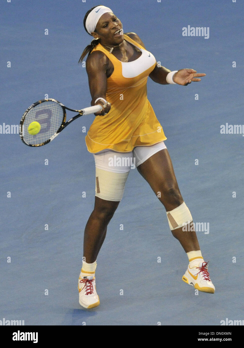 Jan 30, 2010 - Melbourne, Victoria, Australia - SERENA WILLIAMS torna a brave Justine Henin, sconfiggendo Henin in tre set a Rod Laver Arena, estendendo la sua stupefacente record in grand slam finals di 12-3 con un 6-4 3-6 6-2 win. Serena Williams ha richiamato a livello con il suo idolo Billie-Jean re su di tutti i tempi elenco major. (Credito Immagine: © Matthew Mallett/ZUMA Press) Foto Stock