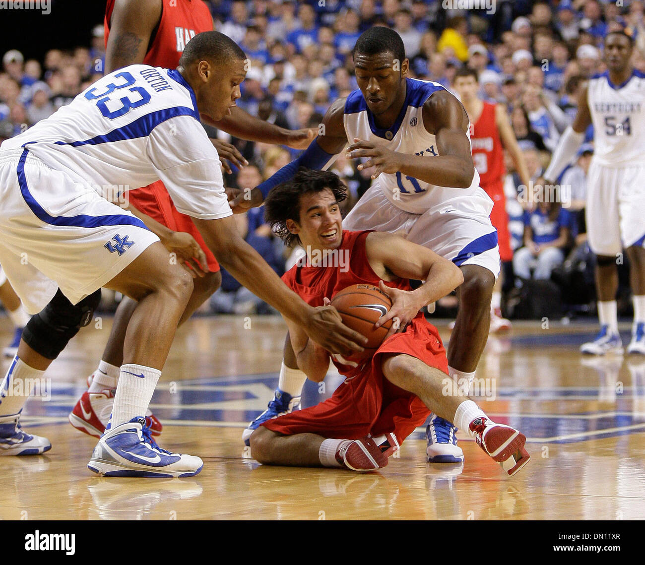 Dic. 29, 2009 - Lexington, Kentucky, Stati Uniti d'America - Daniel Orton ,a sinistra e John Wall, rightl, pressioni Hartford's Andres Torres in un fatturato come Kentucky sconfitto Hartford martedì 29 dicembre 2009 in Lexington, KY. Foto di Mark Cornelison | Personale. (Credito Immagine: © Lexington Herald-Leader/ZUMApress.com) Foto Stock