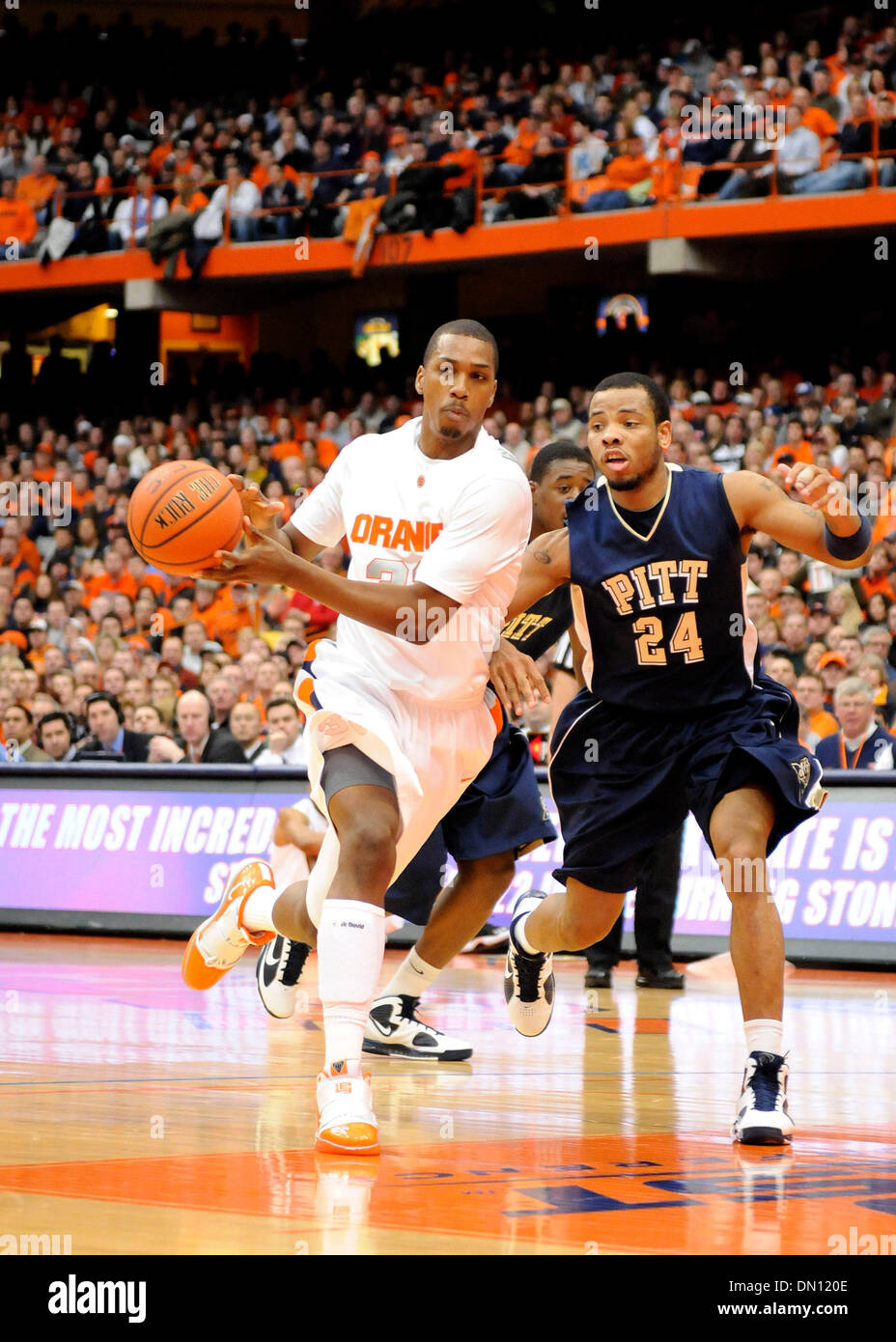 Gen 02, 2010 - Syracuse, NY, Stati Uniti - 2 Gennaio 2010: Siracusa avanti Kris Giuseppe (32) e Pittsburgh guard Jermaine Dixon (24) al Carrier Dome. Pittsburgh sconfitto Siracusa 82-72 in una grande conferenza est matchup al Carrier Dome di Siracusa, NY.(Immagine di credito: © Alan Schwartz/Cal Sport Media/ZUMApress.com) Foto Stock