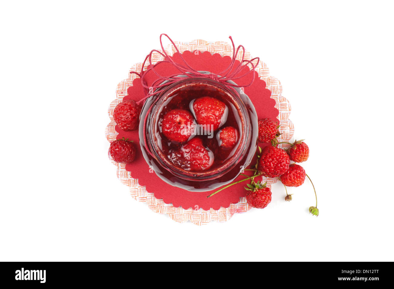 Confettura di fragole con fragole fresche Foto Stock