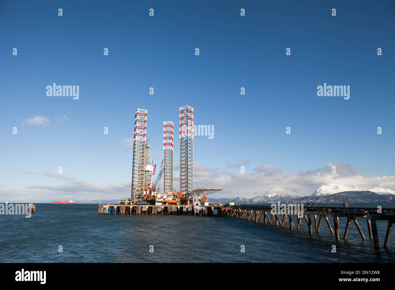 Jack-up rig parcheggiato al porto di Homer Alaska in inverno in una giornata di sole. Foto Stock